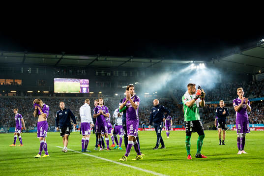 IFK Göteborgs spelare tackar publiken