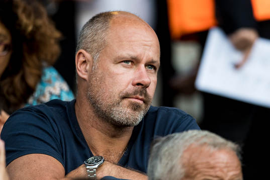 Domaren Martin Hansson på läktaren