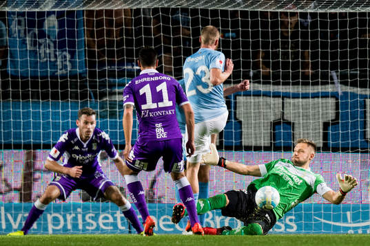 IFK Göteborgs målvakt John Alvbåge räddar skott från