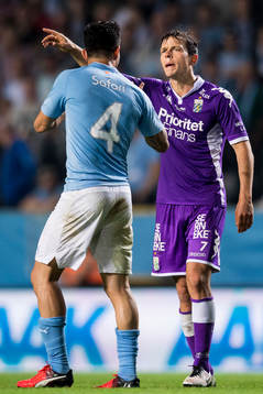 IFK Göteborgs Mads Albaek och Malmö FFs Behrang Safari i