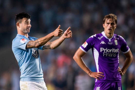 Malmö FFs Behrang Safari gör tummarna upp och IFK