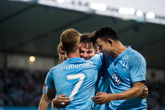 Malmö FFs Markus Rosenberg kramas om av Anders