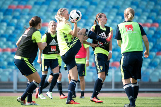 Sveriges Amanda Ulestedt och Kosovare Asllani