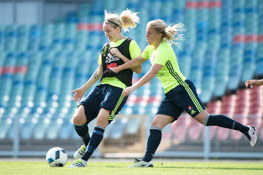 Sveriges Lisa Dahlkvist och Mimmi Larsson