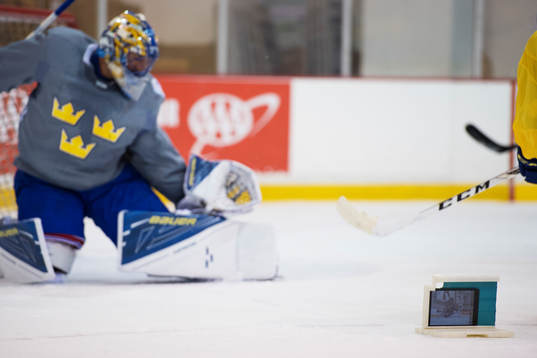 Henrik Lundqvist blir filmad med en iPad