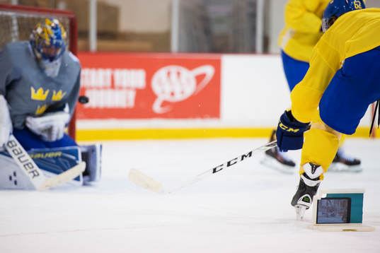 Henrik Lundqvist blir filmad med en iPad