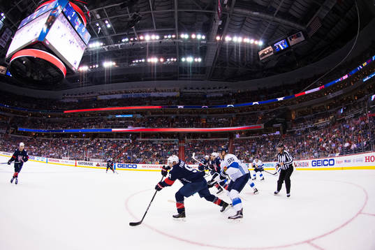 s Zach Parise utmanas av Finlands Rasmus Ristolainen