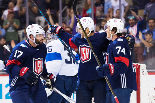 s Ryan Kesler, Max Pacioretty och T.J. Oshie jublar