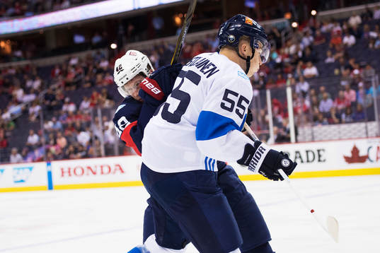 s David Backes tacklar Finlands Rasmus Ristolainen