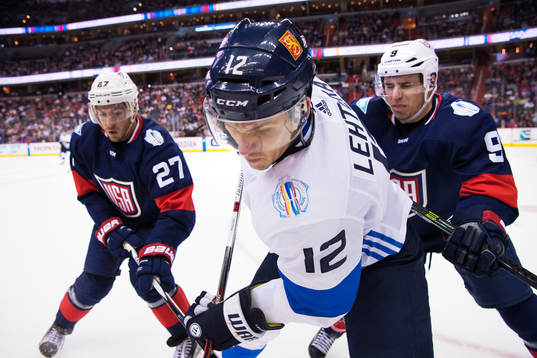 s Ryan McDonagh och Zach Parise utmanas av Finlands Jori