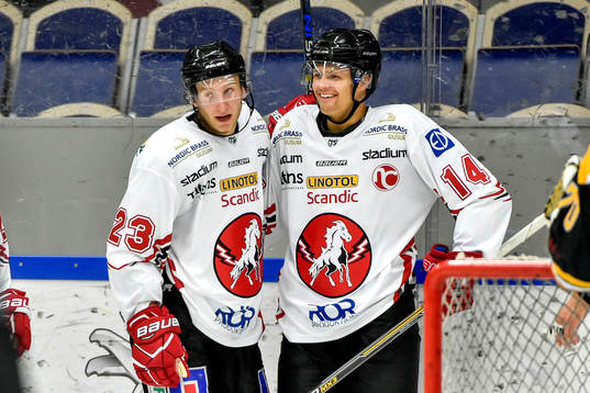 Vita Hästens Alexander Younan och August Gunnarsson jublar