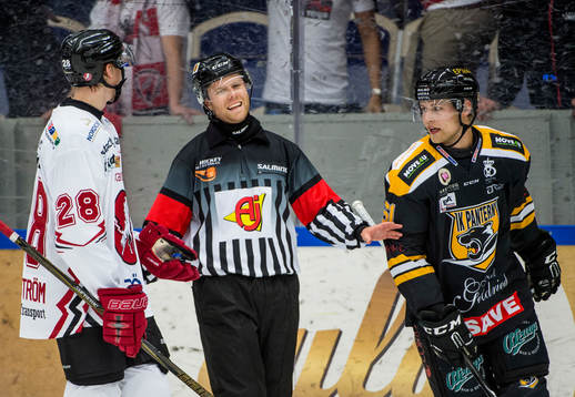 Domaren Filip Sandstedt med Vita Hästens Simon Åkerström
