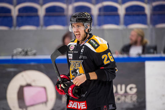 Panterns Mattias Persson sträcker ut tungan