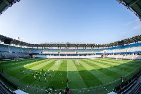 Spelarna värmer upp på Gamla Ullevi