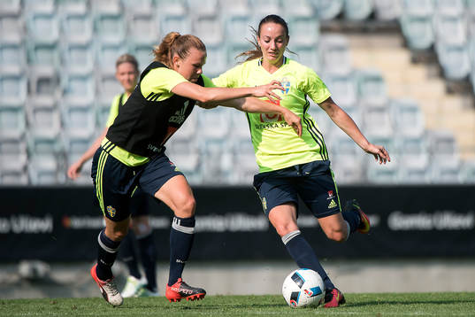 Sveriges Jessica Samuelsson och Kosovare Asllani