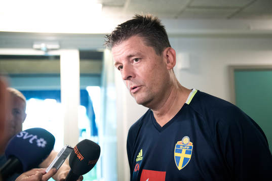 Sveriges läkare Mats Börjesson blir intervjuad