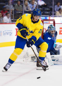 Sveriges Loui Eriksson framför Europas målvakt Jaroslav