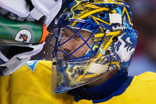 Sveriges målvakt Henrik Lundqvist sköljer ansiktet med