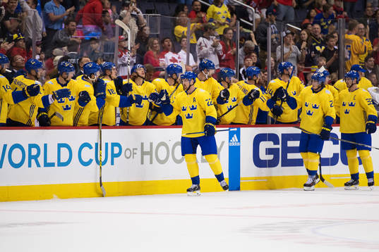 Sveriges Daniel Sedin jublar med lagkamrater