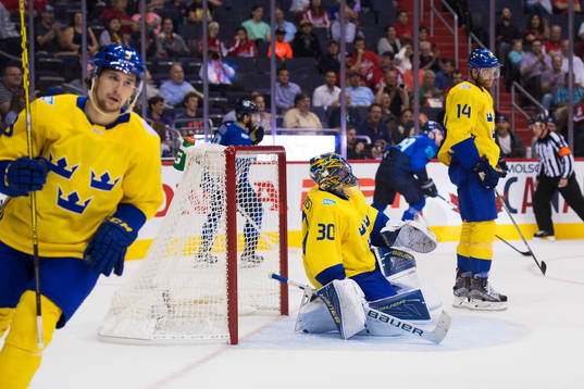 Sveriges Filip Forsberg, målvakt Henrik Lundqvist och