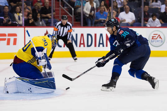 Sveriges målvakt Henrik Lundqvist räddar en straff från