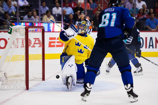 Sveriges målvakt Henrik Lundqvist ser pucken studsa ut