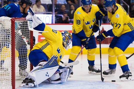 Oroligt framför Sveriges målvakt Henrik Lundqvist