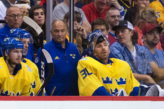 Sveriges målvakt Henrik Lundqvist sitter på bänken