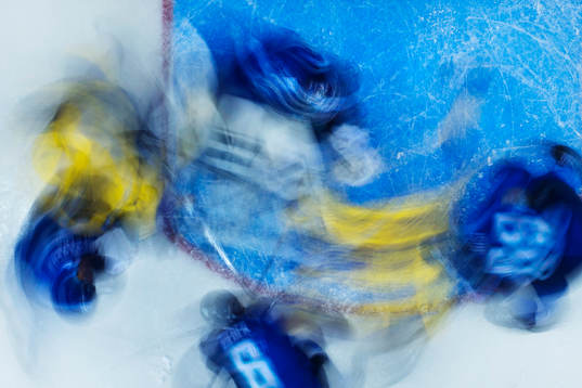 Spelare runt omkring Europas målvakt Jaroslav Halak