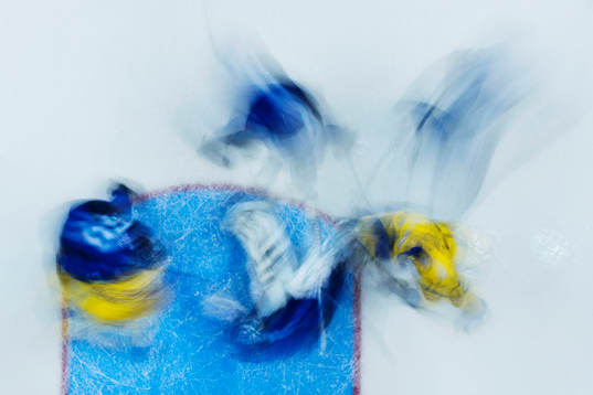 Spelare runt omkring Europas målvakt Jaroslav Halak