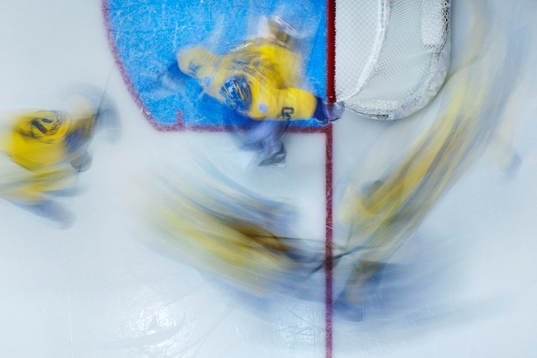 Spelare runt Sveriges målvakt Henrik Lundqvist
