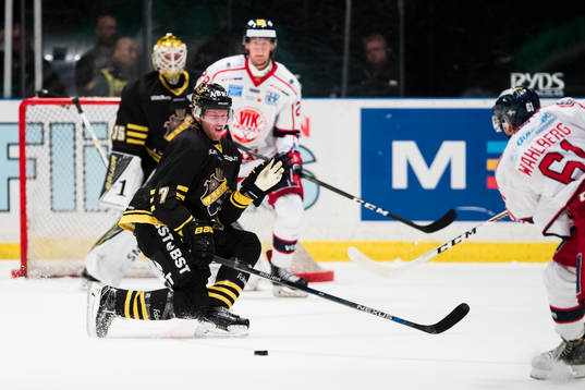 s Simon Fernholm täcker ett skott från Västerviks Emil