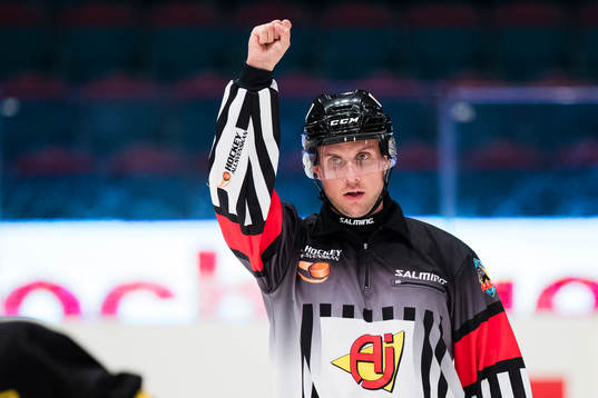 Domare Patrik Bjälkander iförd