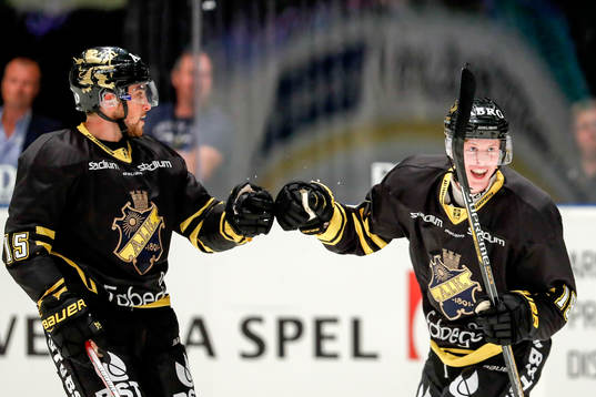 s Fredrik Karlström jublar med Jonathan Andersson