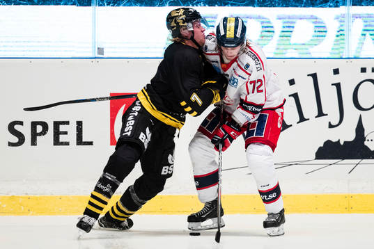 s Ludvig Claesson i kamp om pucken med Västerviks Nicolai