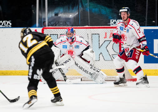 s Tobias Ericsson med ett skott mot Västerviks målvakt