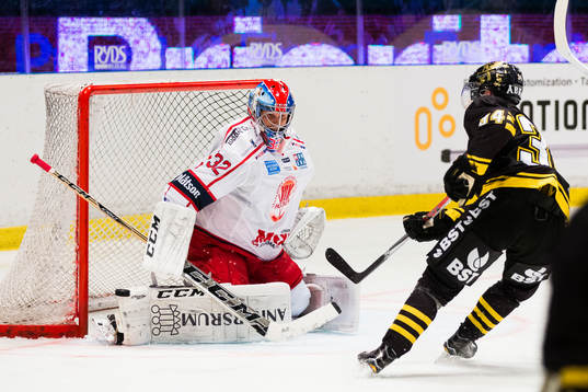 Västerviks målvakt Jonas Fransson  räddar ett skott