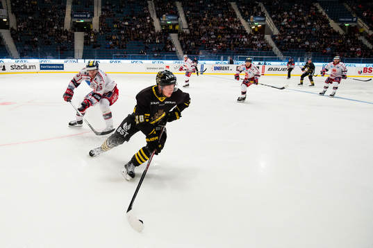 s Jesper Frödén vänder bort Västerviks Oscar Karlsson