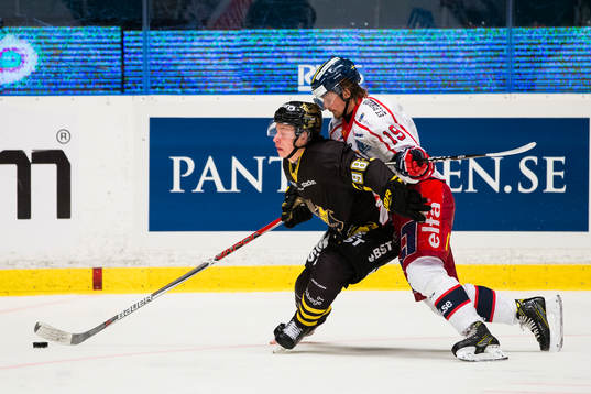 s Jesper Bratt trycks ner av Västerviks Viktor Lindell
