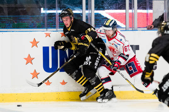 s Joakim Thelin i kamp om pucken med Västerviks Emil