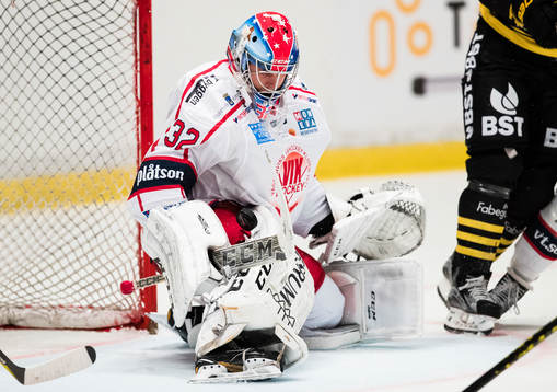 Västerviks målvakt Jonas Fransson med en räddning