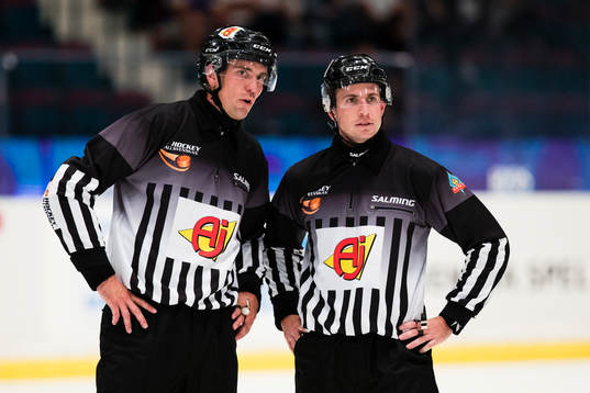 Linjedomarna Henrik Persson och Marcus Bojling