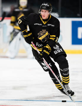 s Simon Fernholm med pucken