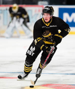 s Jesper Frödén med pucken