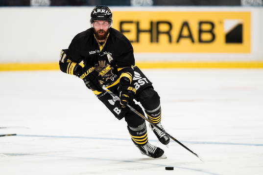 s Emil Lundberg med pucken