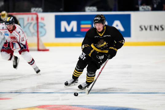 s Jesper Frödén med pucken