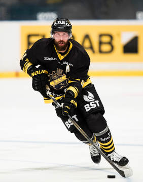 s Emil Lundberg med pucken