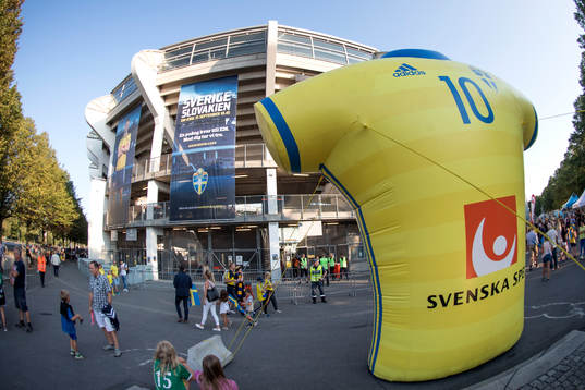 En stor spelartröja utanför arenan