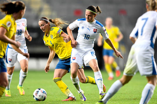 Sveriges Kosovare Asllani och Slovakiens Diana Bartovicova
