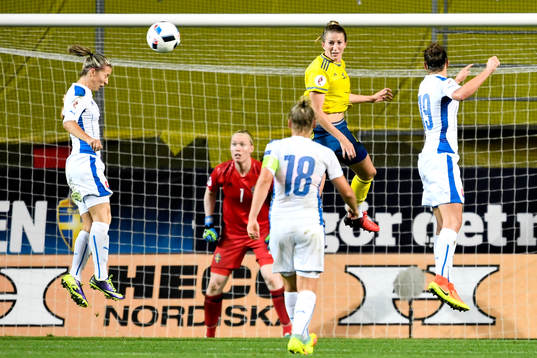 Slovakiens Patricia Fischerova nickar in 1-1